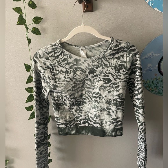 NWT Cropped Long Sleeve Fabletics Workout Top - Picture 1 of 4